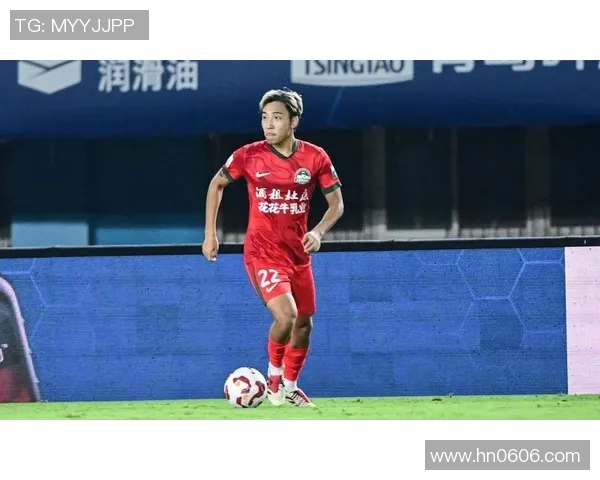 加油站偶遇足球明星竟然引发了一场意想不到的精彩对话与互动